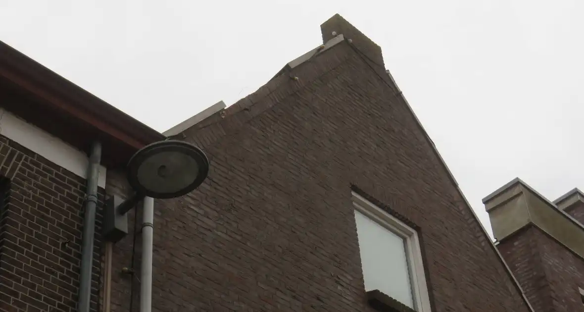 Dakbeschot waait van woning - Foto 3