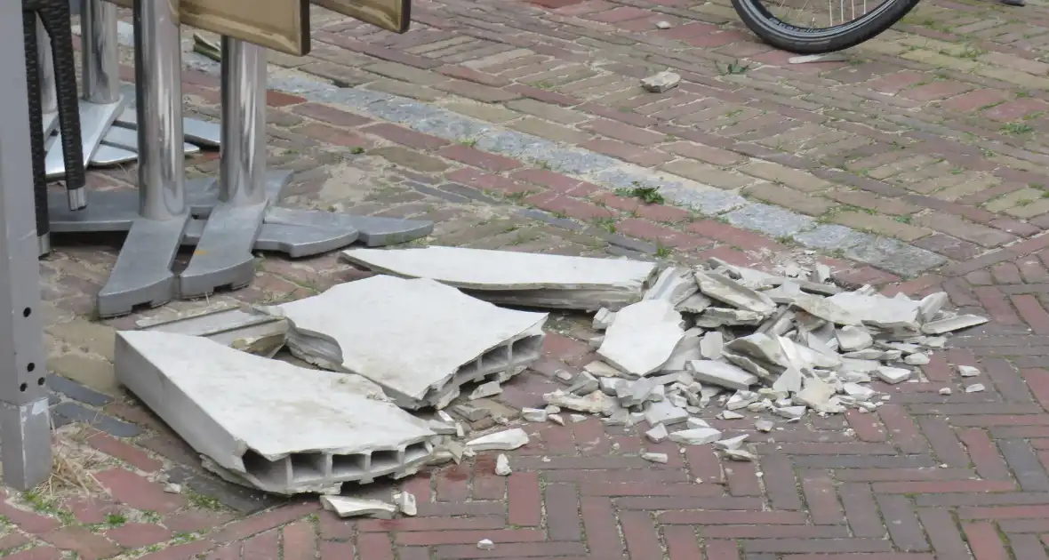 Dakbeschot waait van woning - Foto 5