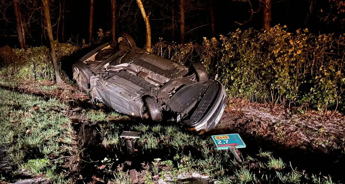 Auto over de kop tijdens hagelbui