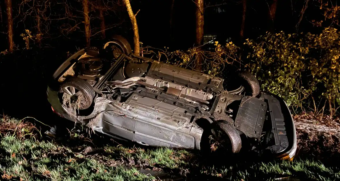 Auto over de kop tijdens hagelbui - Foto 1