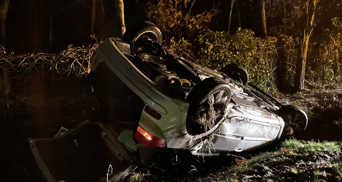 Auto over de kop tijdens hagelbui - Foto 2