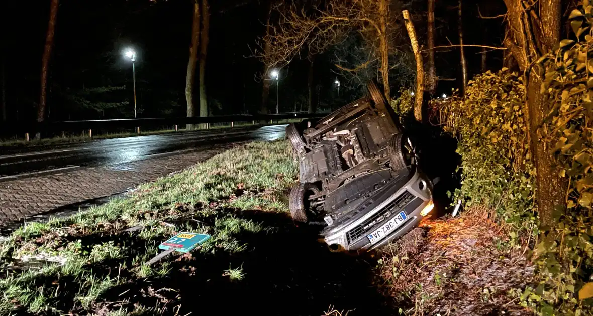 Auto over de kop tijdens hagelbui - Foto 3