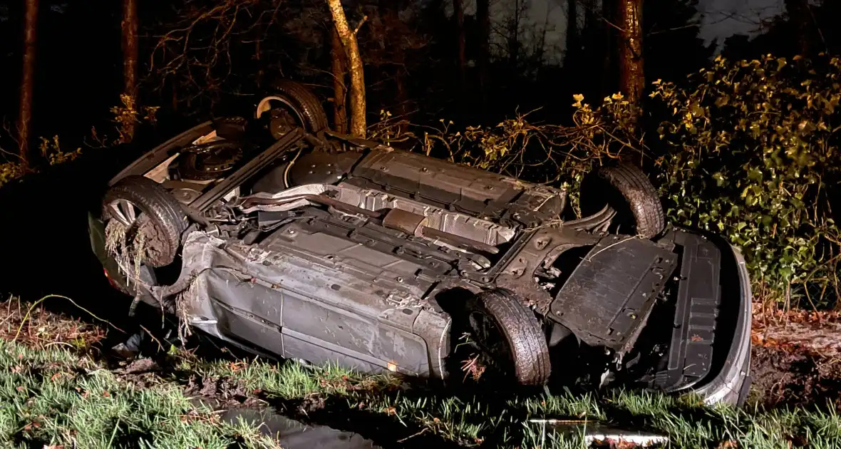 Auto over de kop tijdens hagelbui - Foto 4