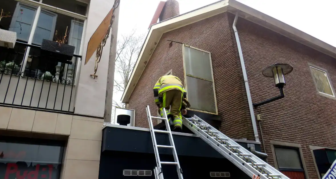 Schoorsteenplaat dreigt naar beneden te vallen