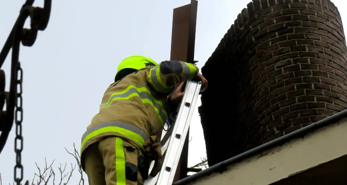 Schoorsteenplaat dreigt naar beneden te vallen - Foto 1