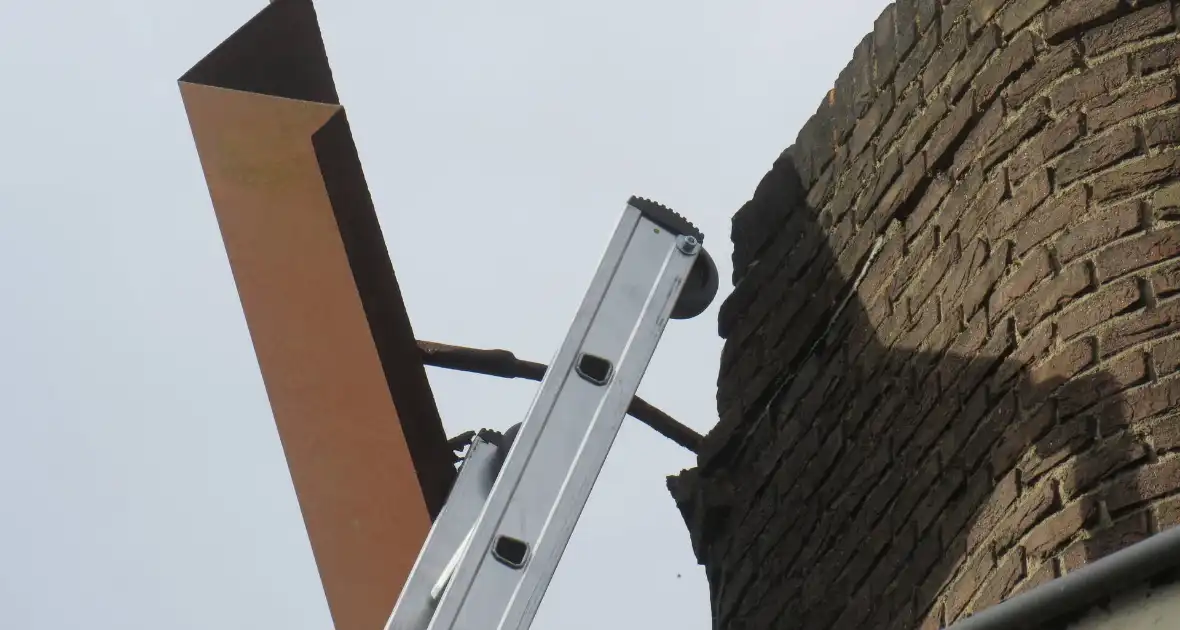 Schoorsteenplaat dreigt naar beneden te vallen - Foto 2