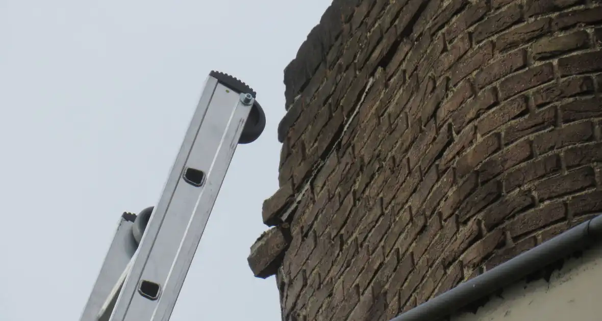 Schoorsteenplaat dreigt naar beneden te vallen - Foto 3