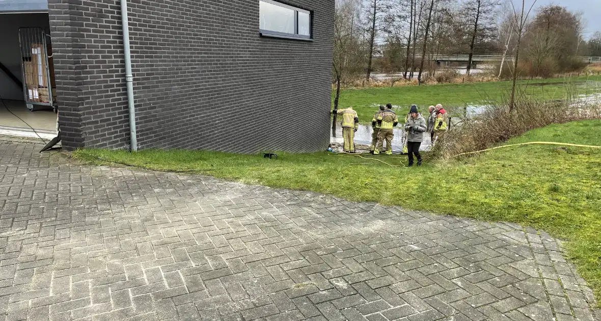 Overtollig water dreigt bedrijfspand binnen te stromen