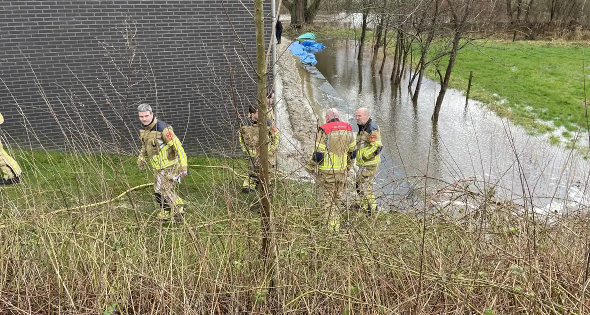 Overtollig water dreigt bedrijfspand binnen te stromen - Foto 1