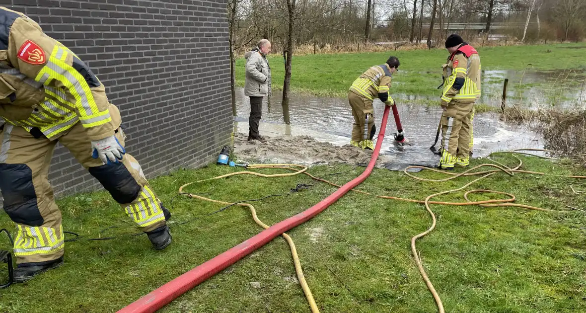Overtollig water dreigt bedrijfspand binnen te stromen - Foto 2