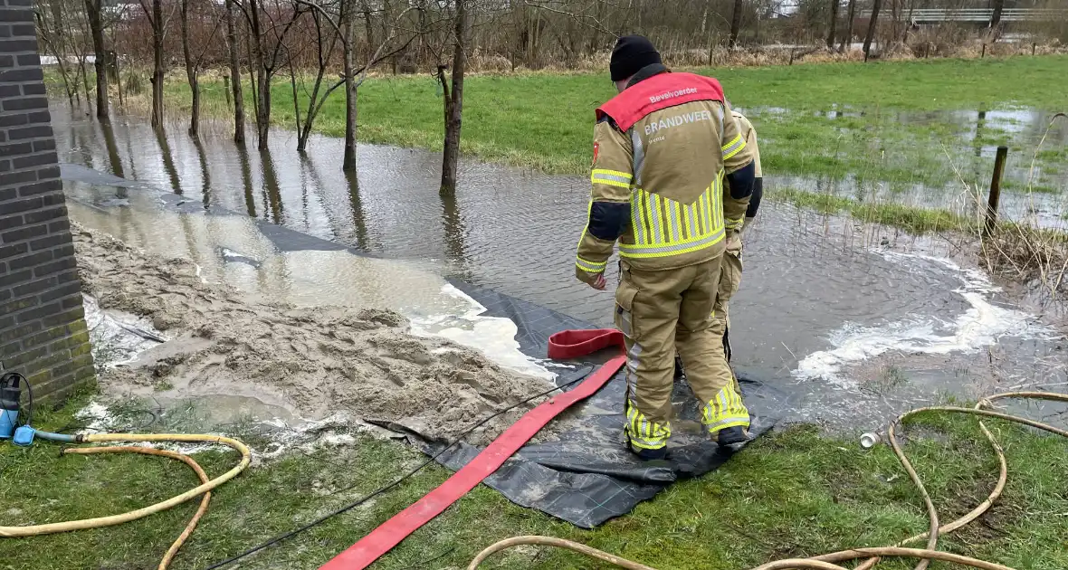 Overtollig water dreigt bedrijfspand binnen te stromen - Foto 3