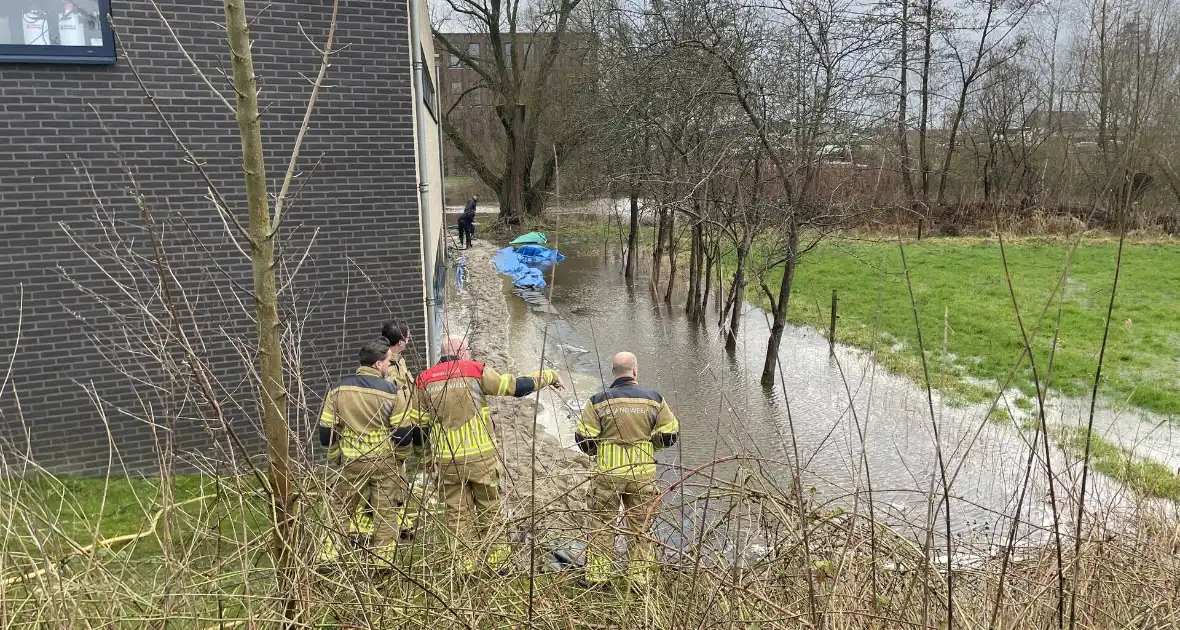 Overtollig water dreigt bedrijfspand binnen te stromen - Foto 4