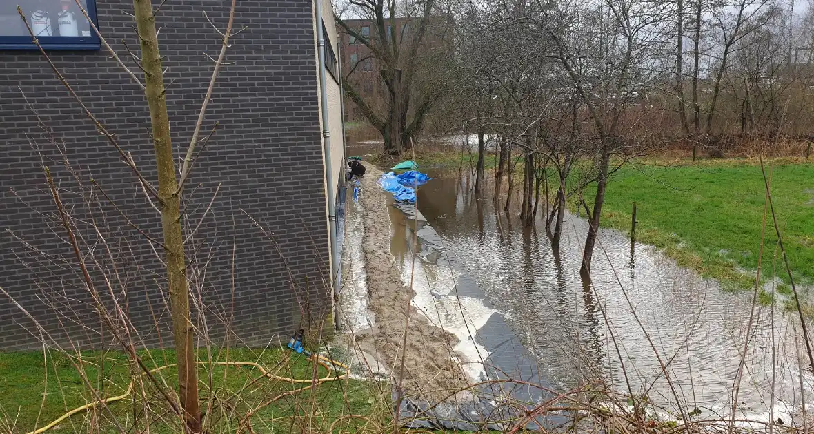 Overtollig water dreigt bedrijfspand binnen te stromen - Foto 5