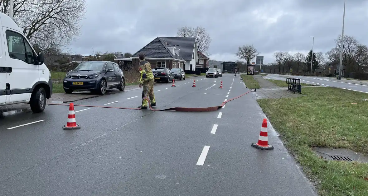Overtollig water dreigt bedrijfspand binnen te stromen - Foto 6