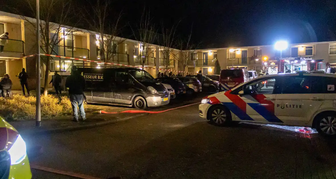 Bewoner ademt rook in bij woningbrand