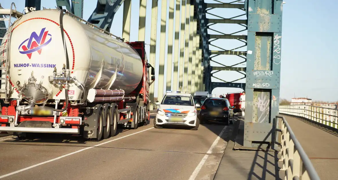 Drie auto betrokken bij kop-staart botsing IJsselbrug