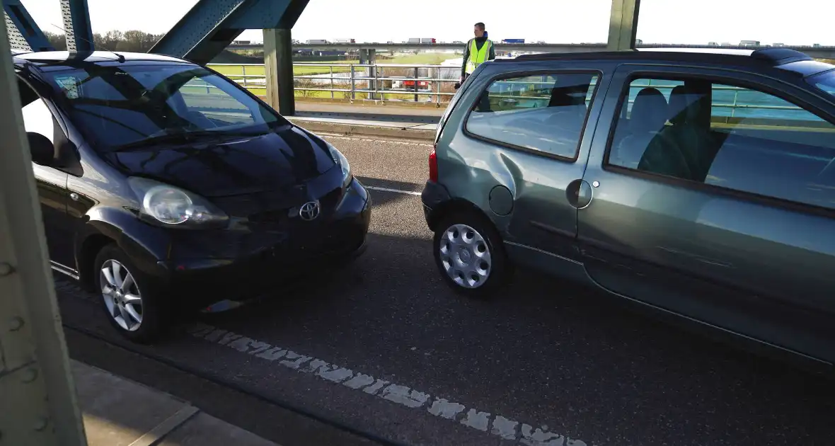 Drie auto betrokken bij kop-staart botsing IJsselbrug - Foto 1