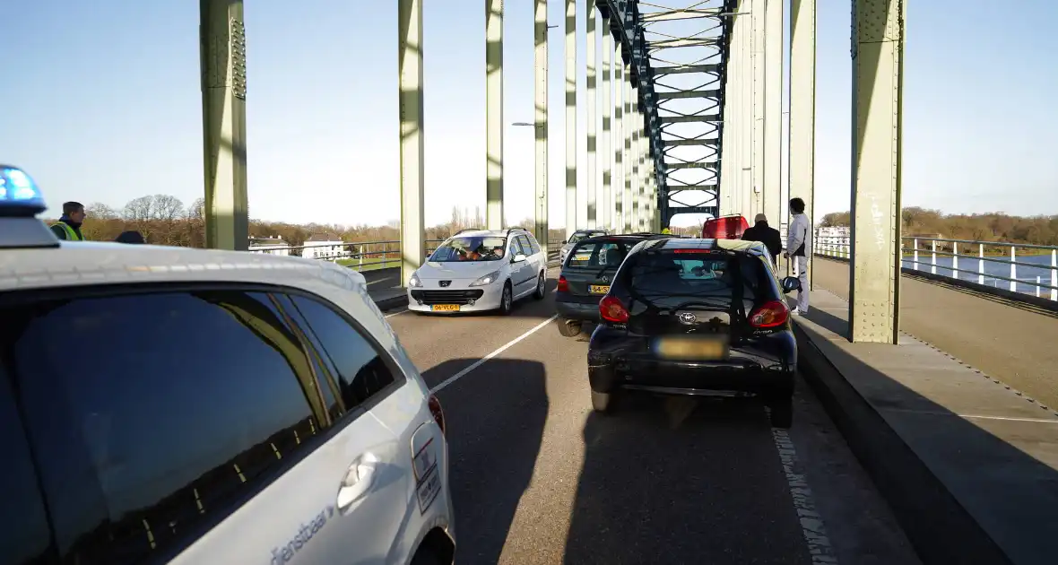 Drie auto betrokken bij kop-staart botsing IJsselbrug - Foto 2