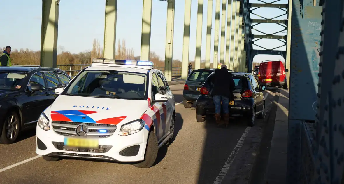 Drie auto betrokken bij kop-staart botsing IJsselbrug - Foto 3