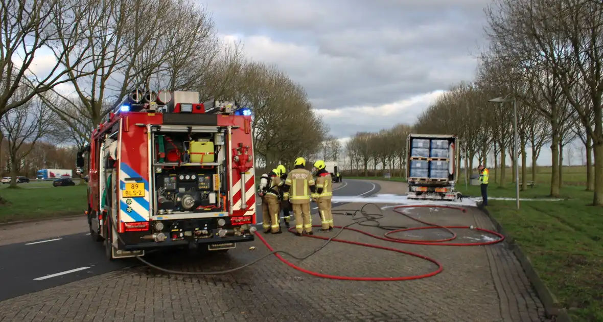 Oplegger met zeecontainer vliegt in brand op verzorgingsplaats