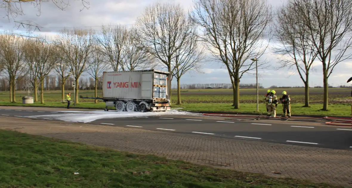 Oplegger met zeecontainer vliegt in brand op verzorgingsplaats - Foto 1