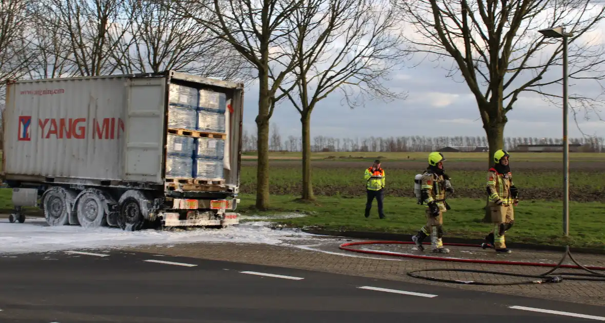 Oplegger met zeecontainer vliegt in brand op verzorgingsplaats - Foto 2