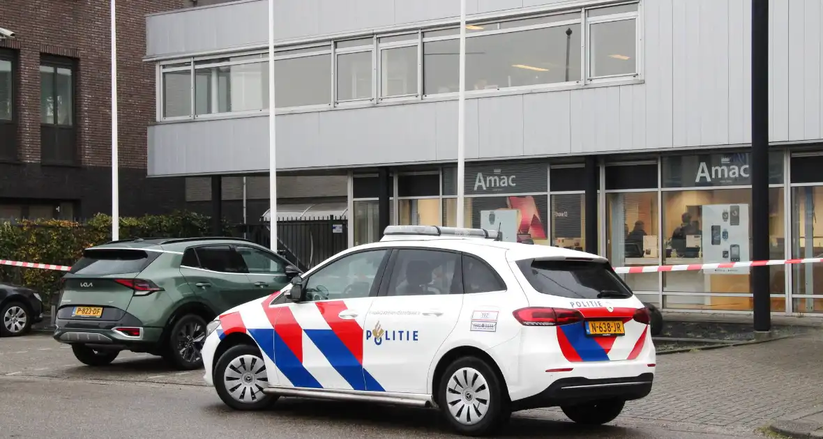 Politie doet onderzoek naar overval op Amac winkel - Foto 4