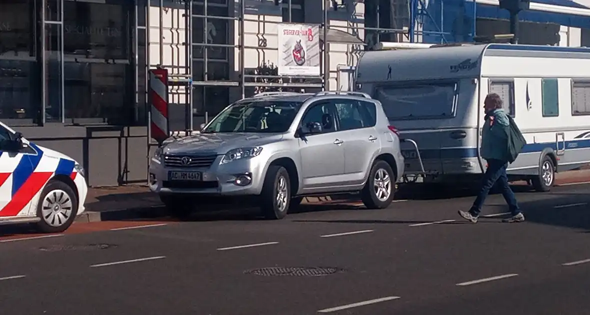 Auto met caravan in botsing met bestelbus