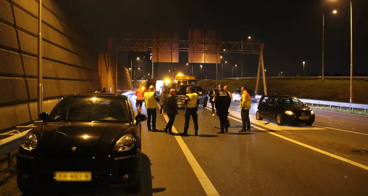 Drie voertuigen betrokken bij ongeval op snelweg - Foto 11