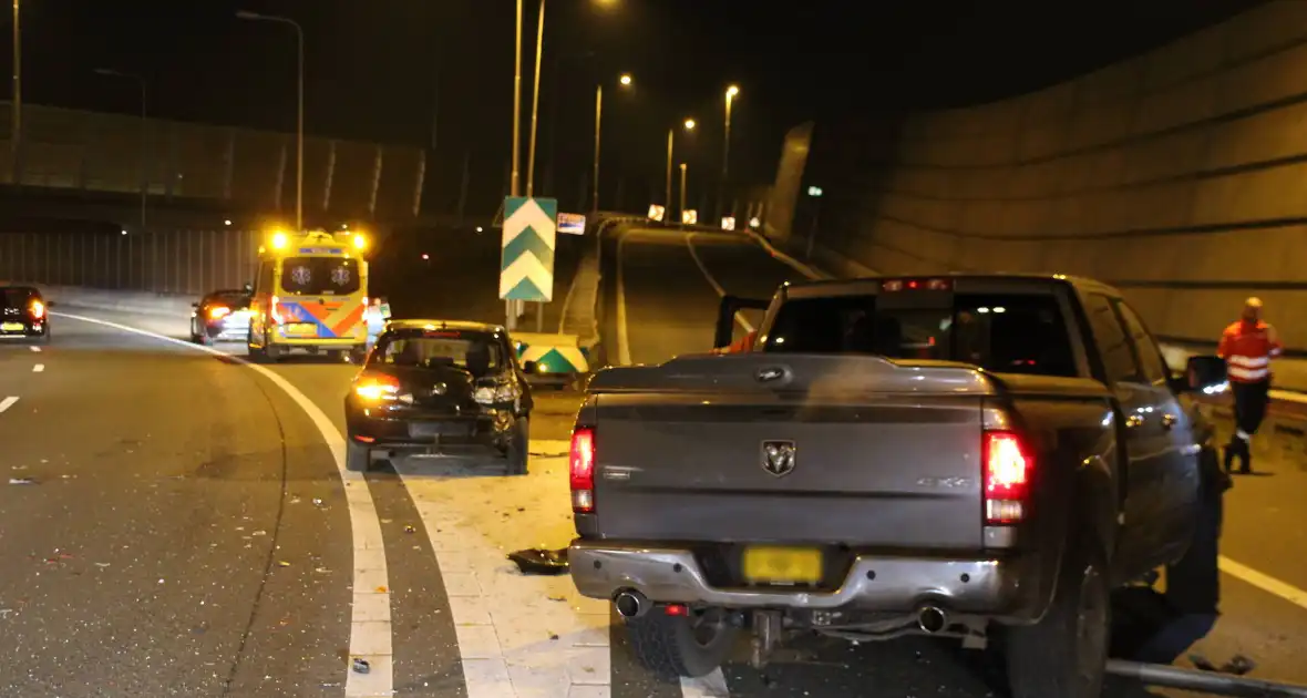Drie voertuigen betrokken bij ongeval op snelweg - Foto 5