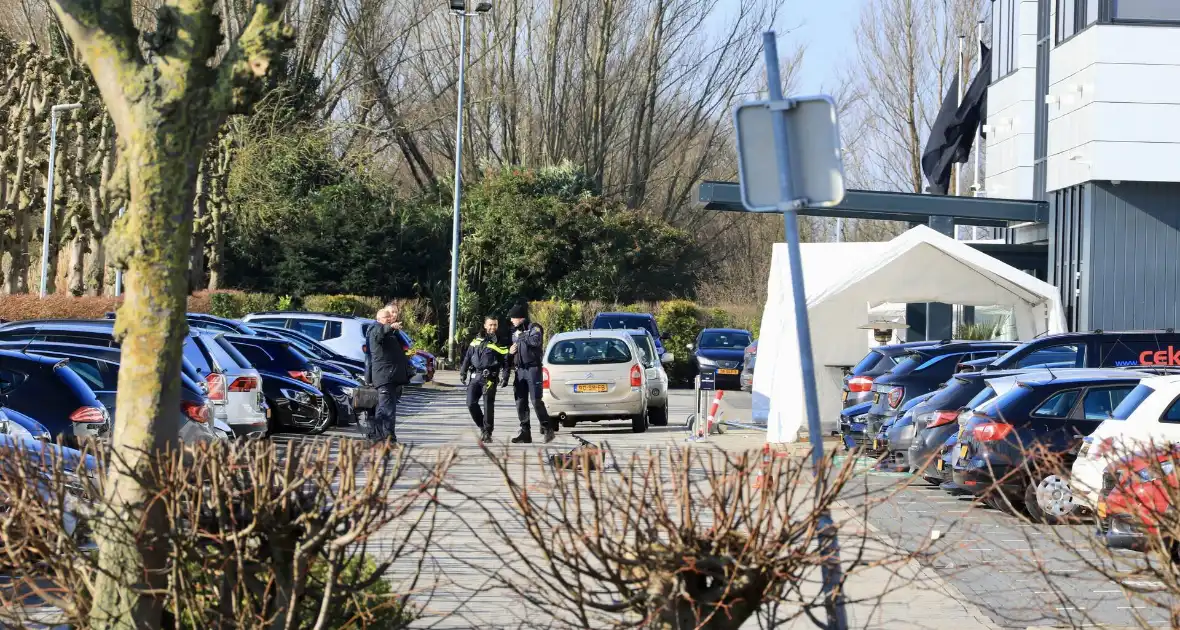 Wild-west-tafereel met automatisch wapen op parkeerplaats Leonardo Hotel - Foto 1