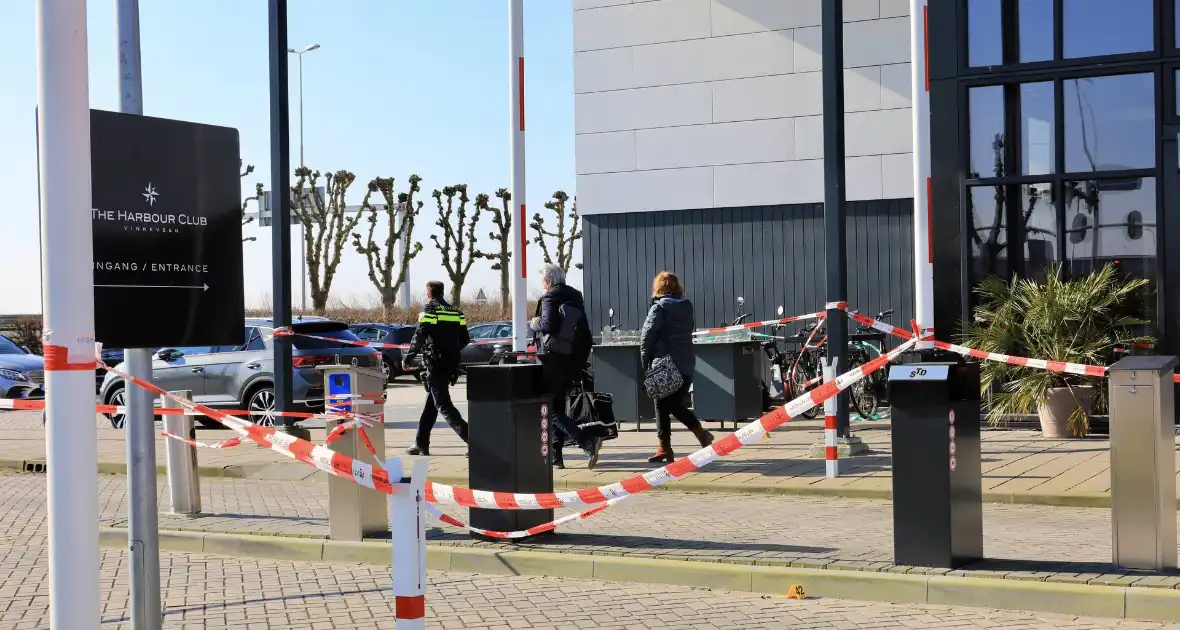 Wild-west-tafereel met automatisch wapen op parkeerplaats Leonardo Hotel - Foto 12