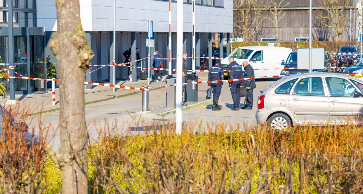 Wild-west-tafereel met automatisch wapen op parkeerplaats Leonardo Hotel - Foto 20