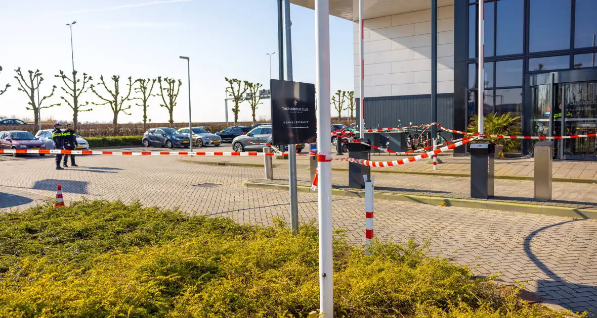 Wild-west-tafereel met automatisch wapen op parkeerplaats Leonardo Hotel - Foto 21