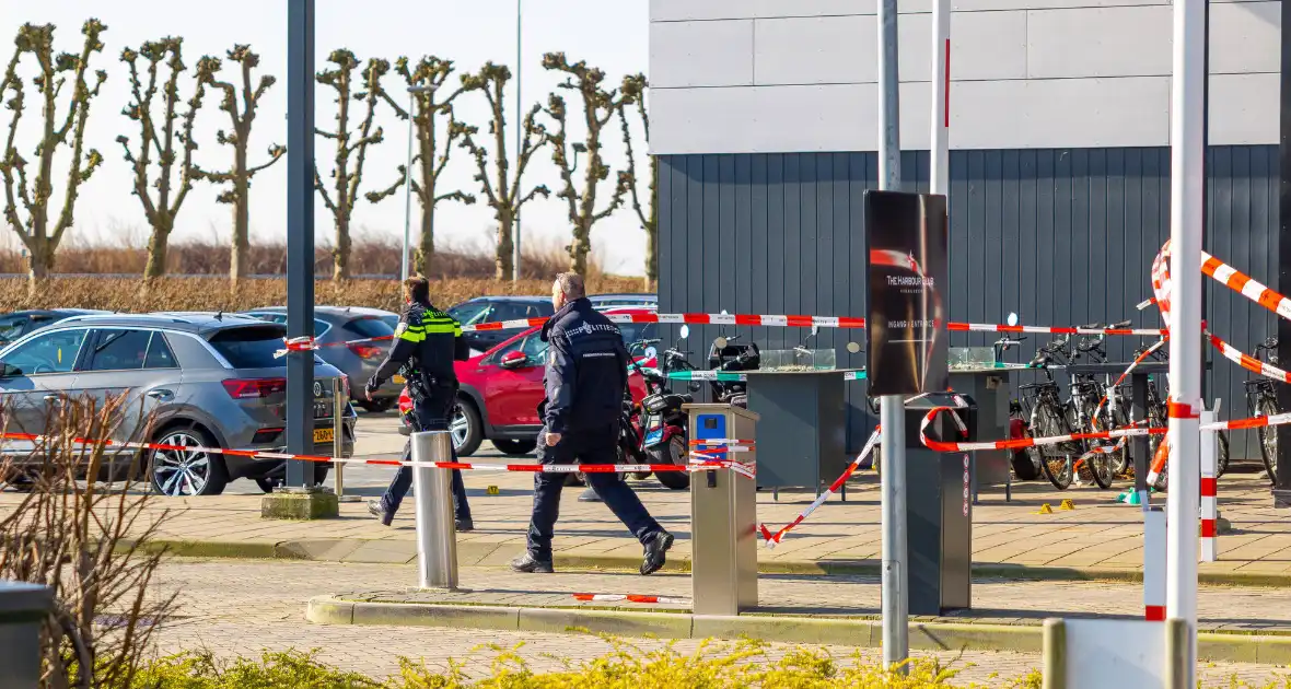 Wild-west-tafereel met automatisch wapen op parkeerplaats Leonardo Hotel - Foto 23