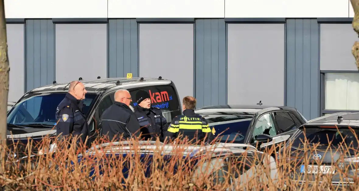 Wild-west-tafereel met automatisch wapen op parkeerplaats Leonardo Hotel - Foto 4