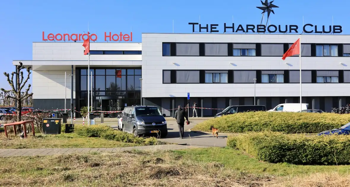 Wild-west-tafereel met automatisch wapen op parkeerplaats Leonardo Hotel - Foto 7