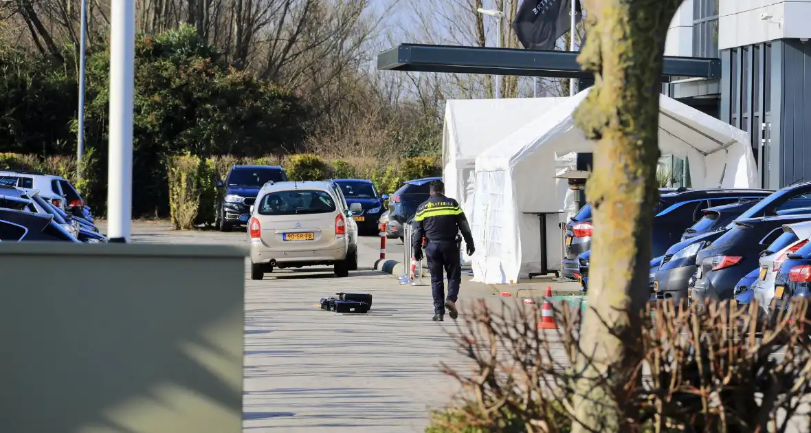 Wild-west-tafereel met automatisch wapen op parkeerplaats Leonardo Hotel - Foto 9