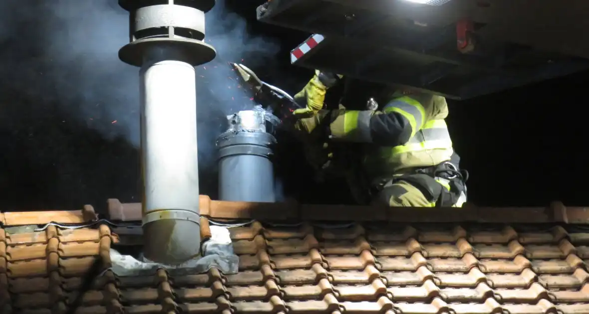 Vonken slaan uit schoorsteen van woning - Foto 1