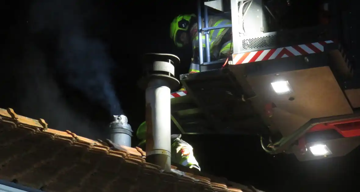 Vonken slaan uit schoorsteen van woning - Foto 2