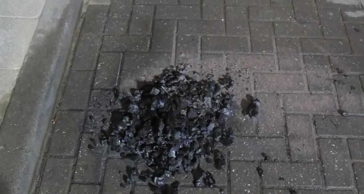 Vonken slaan uit schoorsteen van woning - Foto 4