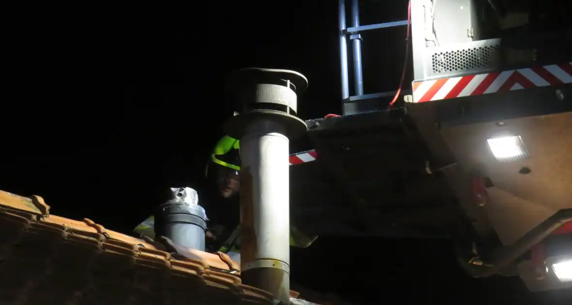 Vonken slaan uit schoorsteen van woning - Foto 5