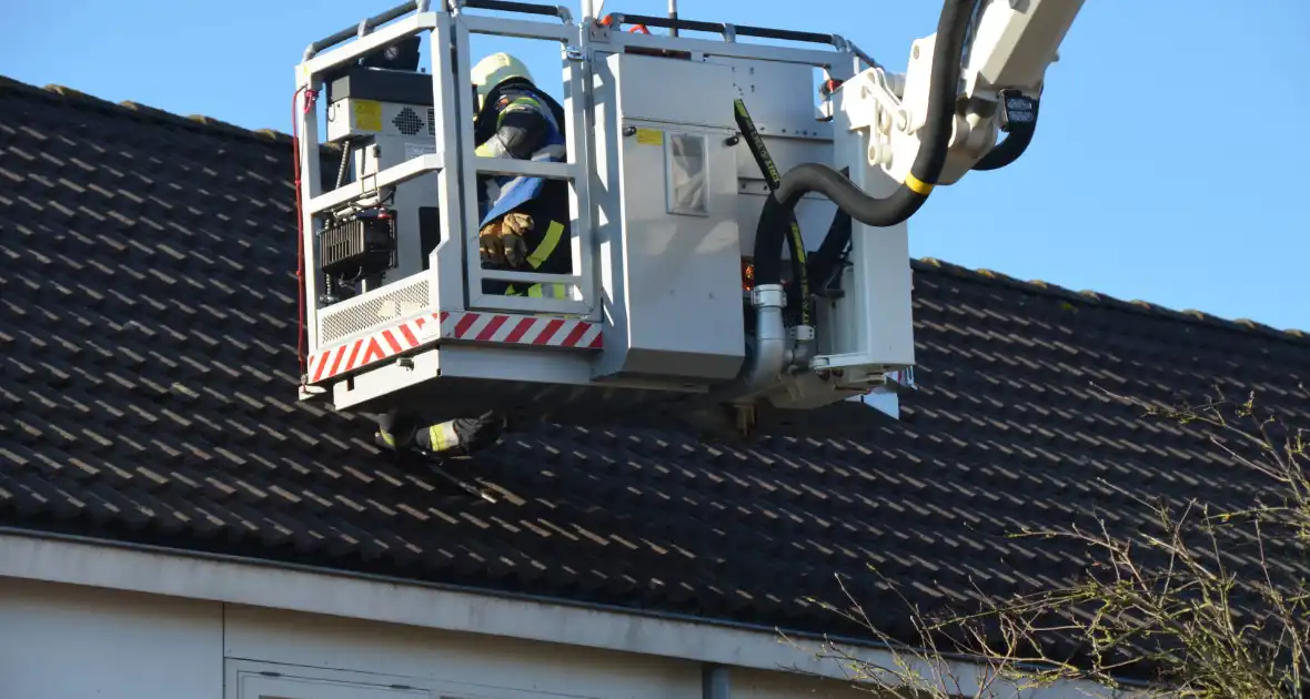 Brandweer doet onderzoek naar brand op dak - Foto 1
