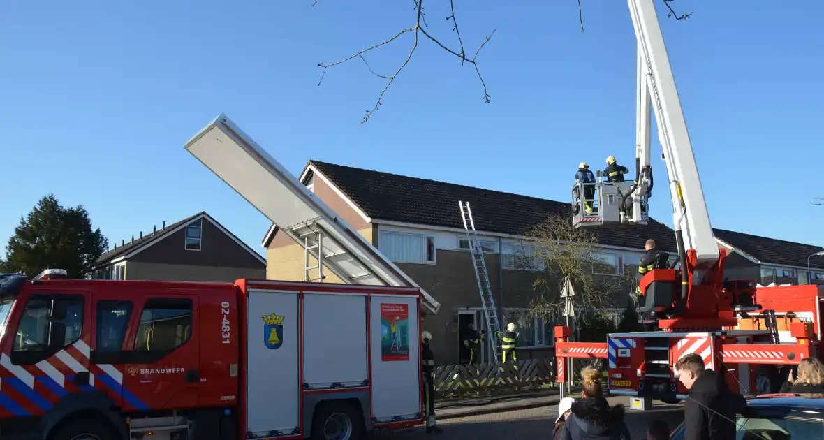 Brandweer doet onderzoek naar brand op dak - Foto 3
