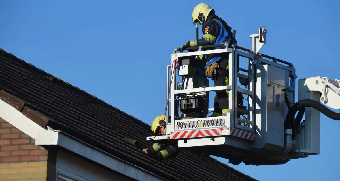 Brandweer doet onderzoek naar brand op dak - Foto 4