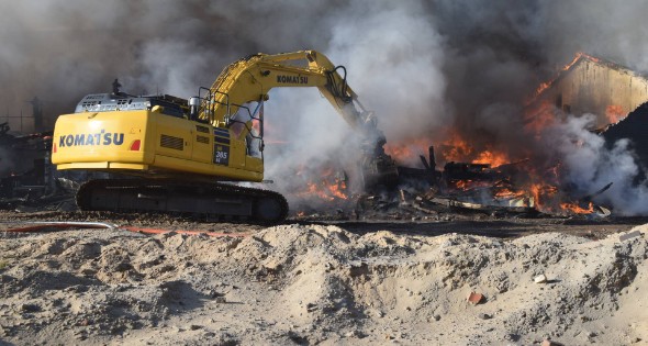 Forse rookontwikkeling bij grote brand in opslagloods - Afbeelding 5