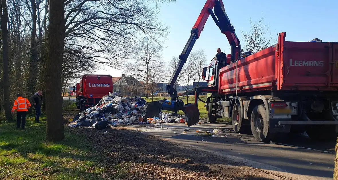 Brand in laadbak vuilniswagen snel ontdekt - Foto 2