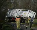 Vrachtwagen belandt in sloot