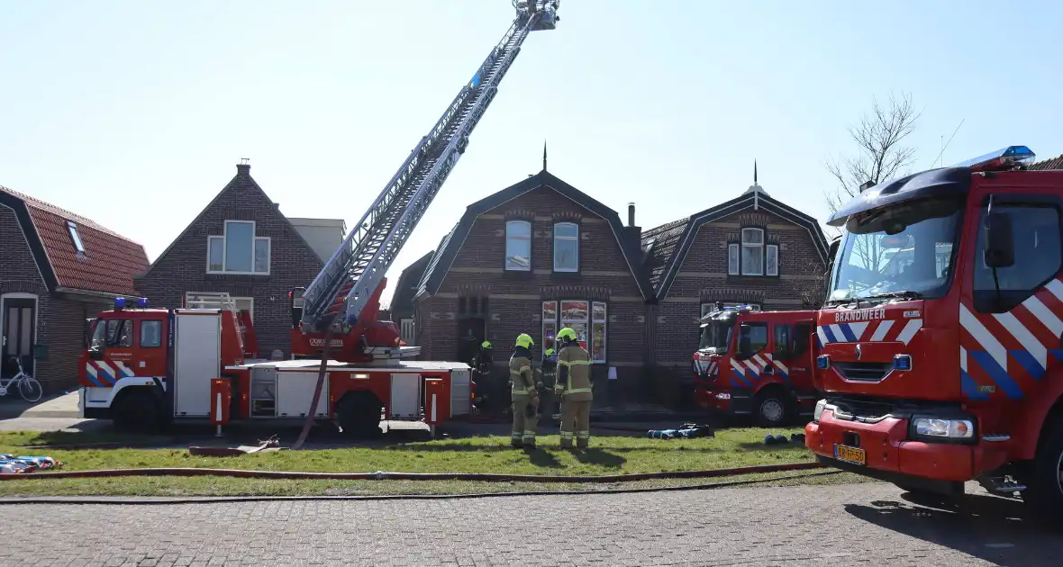 Uitslaande brand richt grote schade aan in woonwijk - Foto 10