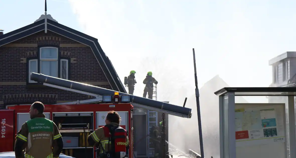Uitslaande brand richt grote schade aan in woonwijk - Foto 14